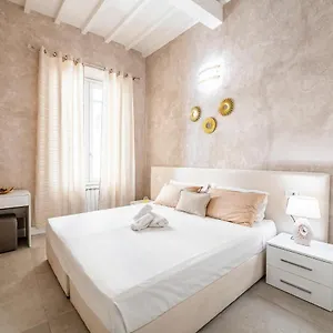 Apartment 5 Minuti - Duomo Tripla Luxury, Florence