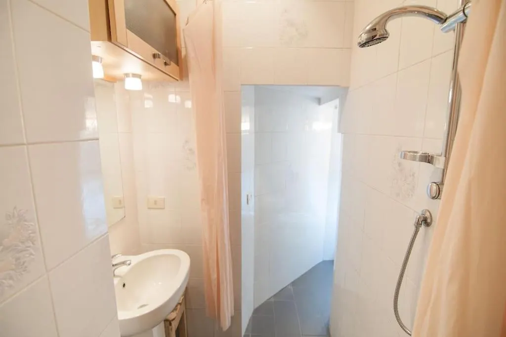 Romantic Apt In San Frediano Florence Italy
